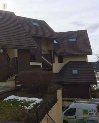 Fenêtres de toit Velux posées sur un chalet