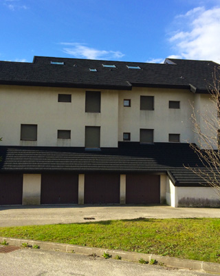 Immeuble avec toiture rénovée et fenêtres de toit